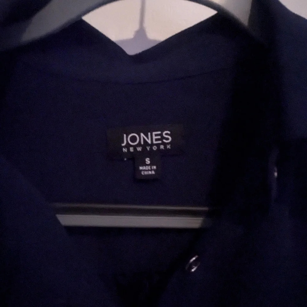 NWT Jones New York Jasper-Buttoned Tulip Hem Dark Blue Top Small - Picture 2 of 5
